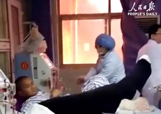 بالفيديو.. طبيبة استمرت بعلاج المريض داخل المستشفى بالرغم من الحريق صورة رقم 4