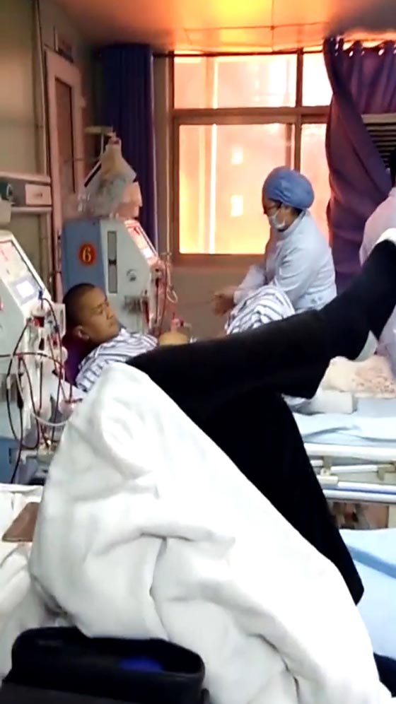 بالفيديو.. طبيبة استمرت بعلاج المريض داخل المستشفى بالرغم من الحريق صورة رقم 2