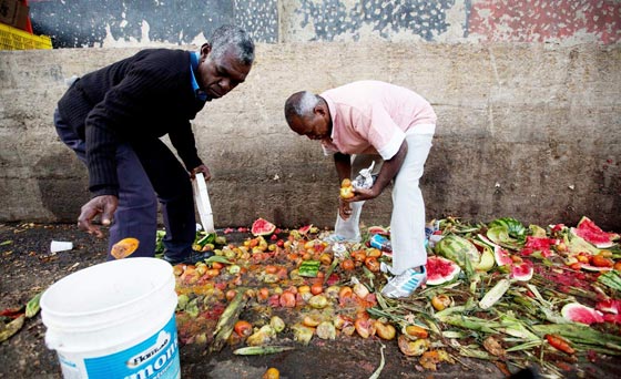 فنزويلا من أغنى الدول بالنفط وشعبها يأكل من القمامة  صورة رقم 4