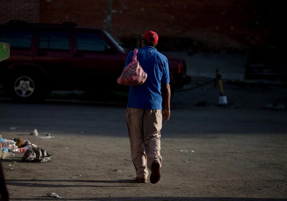 فنزويلا من أغنى الدول بالنفط وشعبها يأكل من القمامة  صورة رقم 5