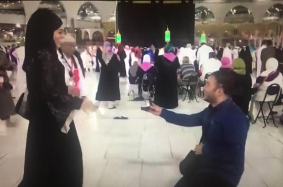 بالفيديو.. عرض زواج أمام الكعبة المشرفة يثير الجدل على مواقع التواصل صورة رقم 4