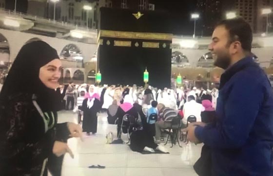 بالفيديو.. عرض زواج أمام الكعبة المشرفة يثير الجدل على مواقع التواصل صورة رقم 3