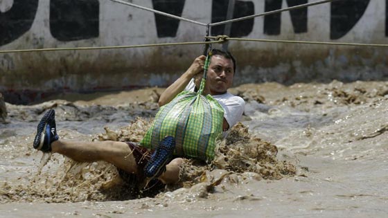 الإكوادور وبيرو.. الأمطار الغزيرة تلحق الدمار وتقتل العشرات  صورة رقم 10