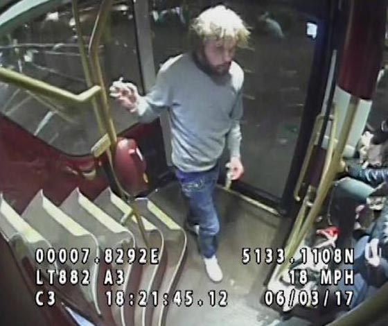 فيديو صادم.. رجل بريطاني يحاول اغتصاب امرأة في شارع أمام المارة صورة رقم 10