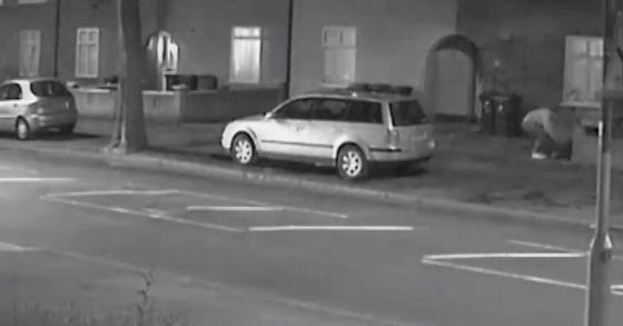 فيديو صادم.. رجل بريطاني يحاول اغتصاب امرأة في شارع أمام المارة صورة رقم 4