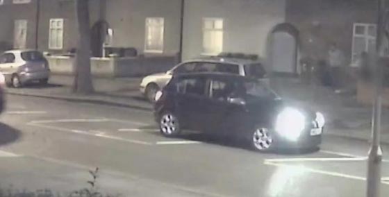 فيديو صادم.. رجل بريطاني يحاول اغتصاب امرأة في شارع أمام المارة صورة رقم 8