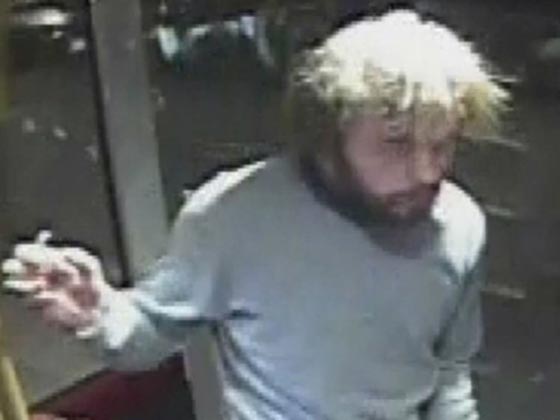 فيديو صادم.. رجل بريطاني يحاول اغتصاب امرأة في شارع أمام المارة صورة رقم 11