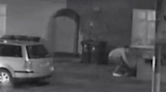 فيديو صادم.. رجل بريطاني يحاول اغتصاب امرأة في شارع أمام المارة صورة رقم 5