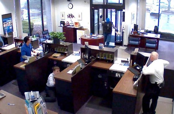 بالفيديو.. عمل بطولي لحارس يفشل هجوما مسلحا على بنك  صورة رقم 3