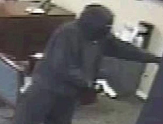 بالفيديو.. عمل بطولي لحارس يفشل هجوما مسلحا على بنك  صورة رقم 12