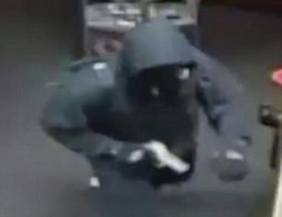 بالفيديو.. عمل بطولي لحارس يفشل هجوما مسلحا على بنك  صورة رقم 13