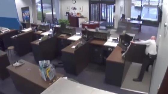 بالفيديو.. عمل بطولي لحارس يفشل هجوما مسلحا على بنك  صورة رقم 14