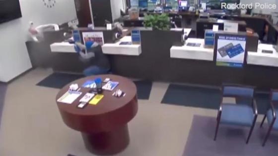 بالفيديو.. عمل بطولي لحارس يفشل هجوما مسلحا على بنك  صورة رقم 15