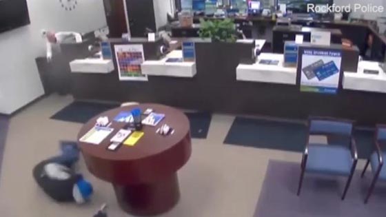 بالفيديو.. عمل بطولي لحارس يفشل هجوما مسلحا على بنك  صورة رقم 16