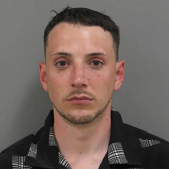 بالفيديو.. عمل بطولي لحارس يفشل هجوما مسلحا على بنك  صورة رقم 2