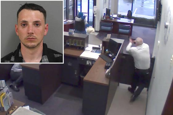 بالفيديو.. عمل بطولي لحارس يفشل هجوما مسلحا على بنك  صورة رقم 1