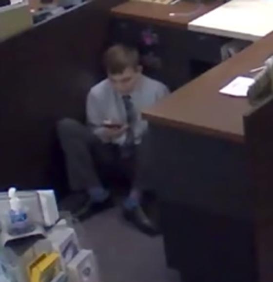 بالفيديو.. عمل بطولي لحارس يفشل هجوما مسلحا على بنك  صورة رقم 17