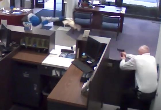 بالفيديو.. عمل بطولي لحارس يفشل هجوما مسلحا على بنك  صورة رقم 18