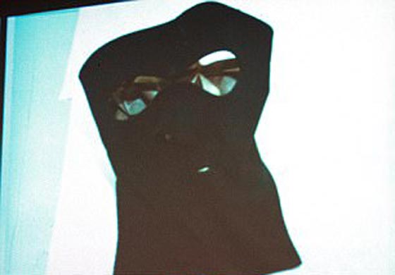 بالفيديو.. عمل بطولي لحارس يفشل هجوما مسلحا على بنك  صورة رقم 20