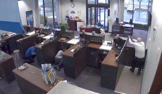 بالفيديو.. عمل بطولي لحارس يفشل هجوما مسلحا على بنك  صورة رقم 19