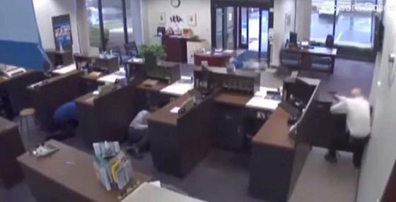 بالفيديو.. عمل بطولي لحارس يفشل هجوما مسلحا على بنك  صورة رقم 5