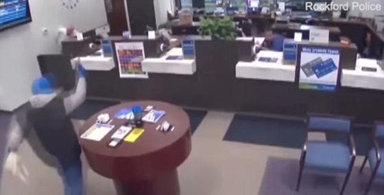 بالفيديو.. عمل بطولي لحارس يفشل هجوما مسلحا على بنك  صورة رقم 6