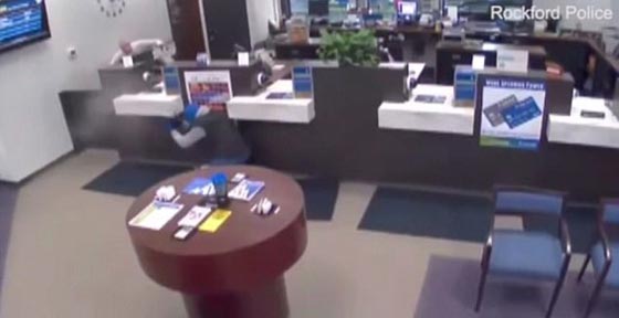 بالفيديو.. عمل بطولي لحارس يفشل هجوما مسلحا على بنك  صورة رقم 7