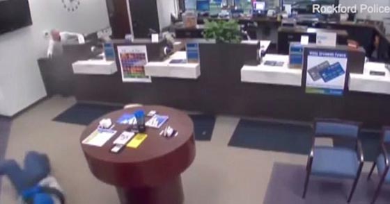 بالفيديو.. عمل بطولي لحارس يفشل هجوما مسلحا على بنك  صورة رقم 8