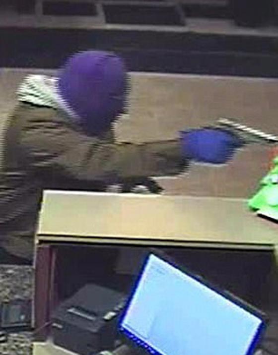 بالفيديو.. عمل بطولي لحارس يفشل هجوما مسلحا على بنك  صورة رقم 10