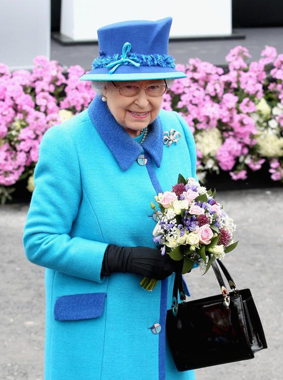 شيفرات ترسلها الملكة اليزابيث من حقيبتها لفريق عملها.. تعرف عليها صورة رقم 2