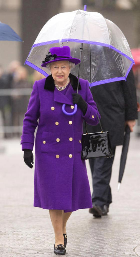 شيفرات ترسلها الملكة اليزابيث من حقيبتها لفريق عملها.. تعرف عليها صورة رقم 3