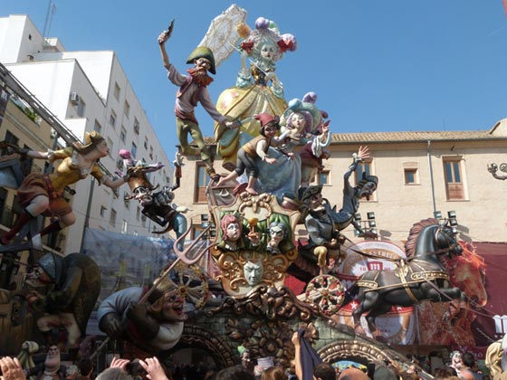  اختتام مهرجان فالنسيا باحراق دمى خشبية تمثل ترامب وميركل صورة رقم 10