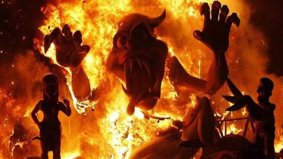  اختتام مهرجان فالنسيا باحراق دمى خشبية تمثل ترامب وميركل صورة رقم 5