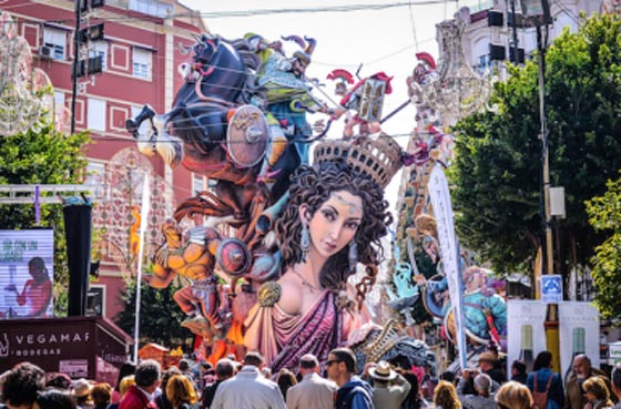  اختتام مهرجان فالنسيا باحراق دمى خشبية تمثل ترامب وميركل صورة رقم 9