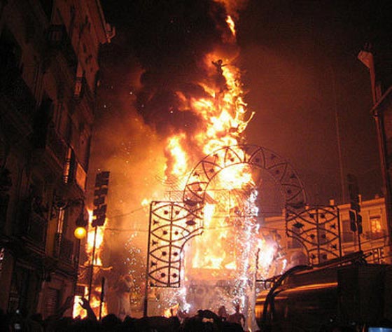  اختتام مهرجان فالنسيا باحراق دمى خشبية تمثل ترامب وميركل صورة رقم 8