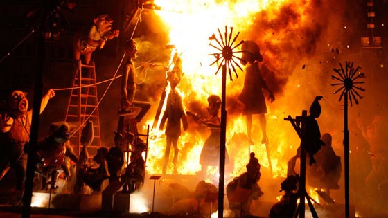  اختتام مهرجان فالنسيا باحراق دمى خشبية تمثل ترامب وميركل صورة رقم 7