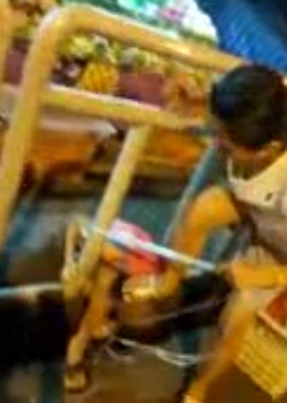 فيديو صادم.. ام متوحشة تعاقب ابنها بربطه في جدار على الطريق صورة رقم 2