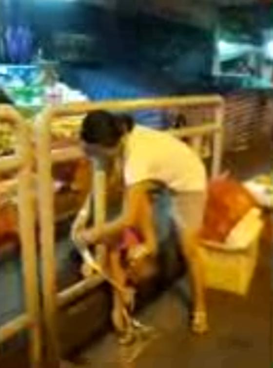 فيديو صادم.. ام متوحشة تعاقب ابنها بربطه في جدار على الطريق صورة رقم 1