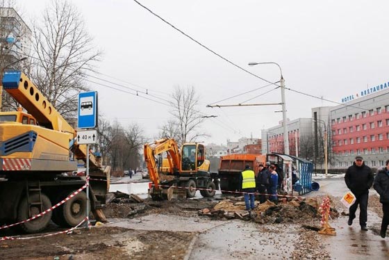 فيديو غريب.. الارض تنشق وتبتلع رجلا كان يسير على رصيف الشارع صورة رقم 1