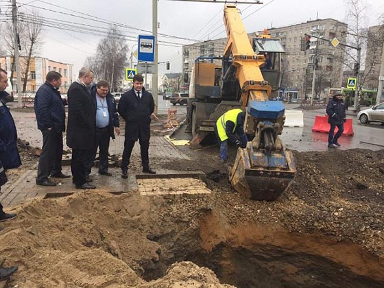 فيديو غريب.. الارض تنشق وتبتلع رجلا كان يسير على رصيف الشارع صورة رقم 2