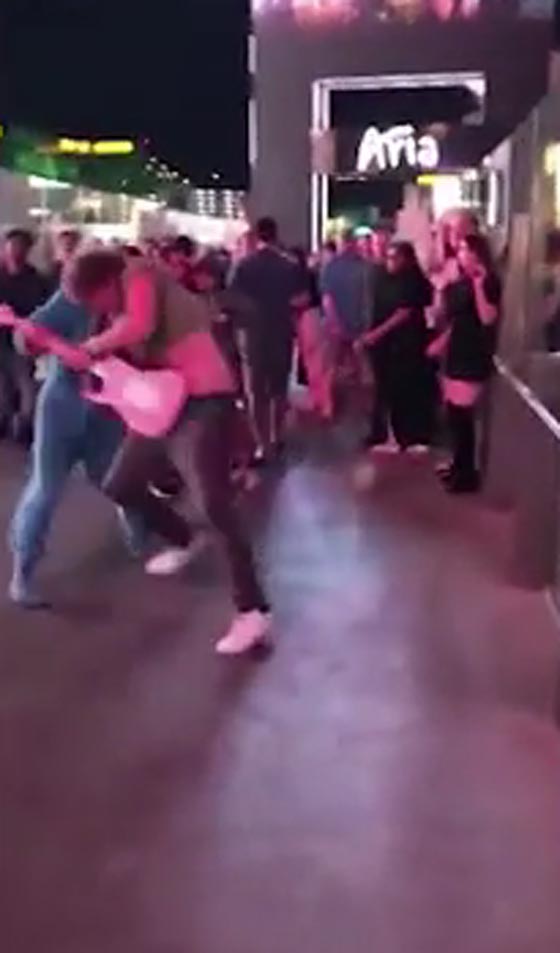 رجل بزي حمار يعتدي بوحشية على عازف جيتار.. فيديو وصور صورة رقم 1