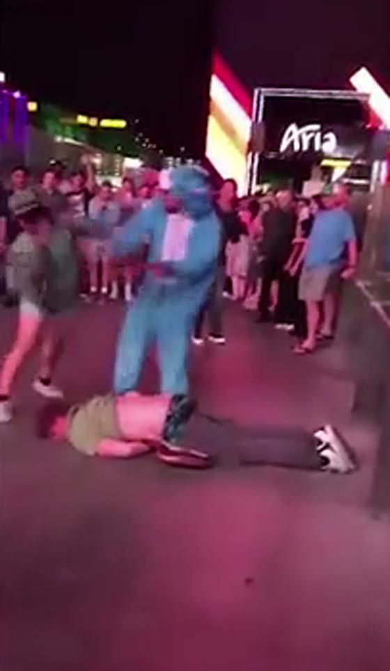 رجل بزي حمار يعتدي بوحشية على عازف جيتار.. فيديو وصور صورة رقم 2