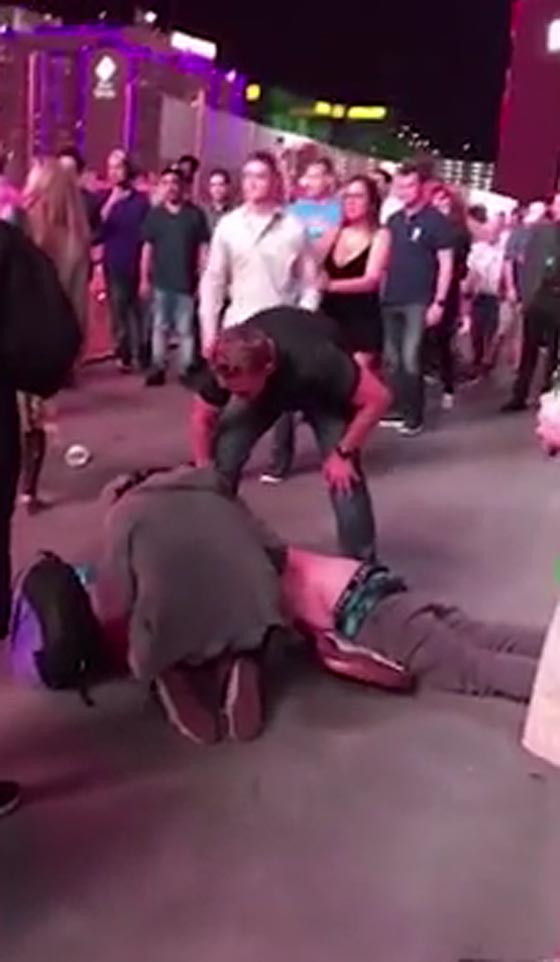 رجل بزي حمار يعتدي بوحشية على عازف جيتار.. فيديو وصور صورة رقم 3