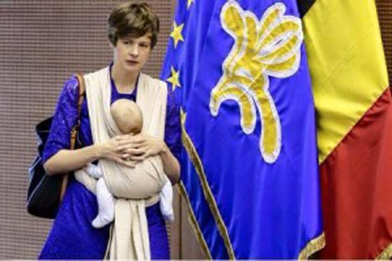 سياسيات يحضرن جلسات البرلمان مع اطفالهن ويجمعن بين الأمومة والعمل! صورة رقم 3