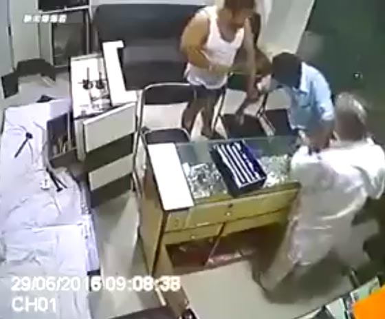 فيديو طريف:عائلة بائع مسن تلقن لص مجوهرات درسًا قاسيا صورة رقم 1