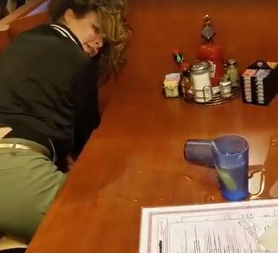 فيديو عنيف: احذر من تناول العشاء قرب هؤلاء النساء! صورة رقم 2