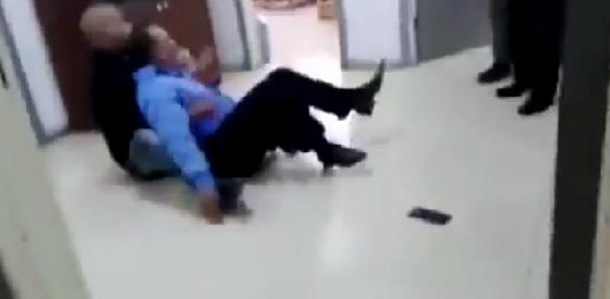 فيديو صادم: معركة بالأيدي بين وزير الزراعة الاردني ورئيس اتحاد المزارعين! صورة رقم 2