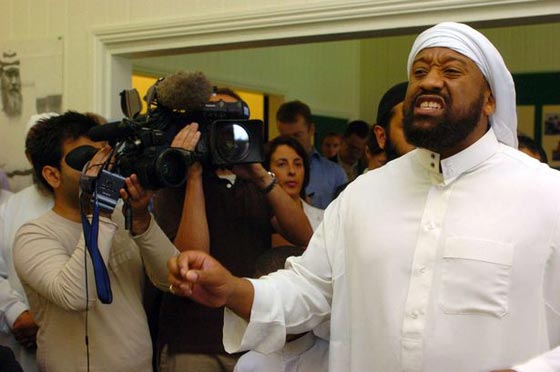 من البريطاني الذي اعتنق الاسلام واتهموه بالخطأ في هجوم لندن الارهابي؟ صورة رقم 3