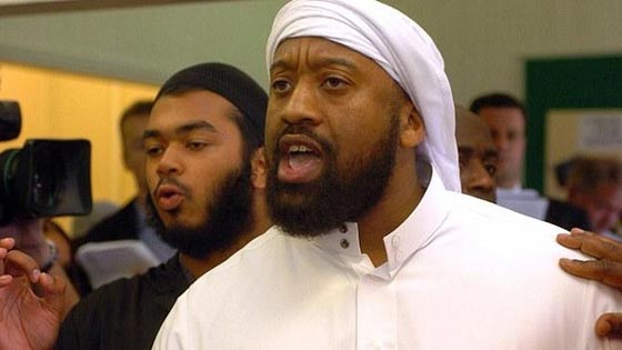 من البريطاني الذي اعتنق الاسلام واتهموه بالخطأ في هجوم لندن الارهابي؟ صورة رقم 1