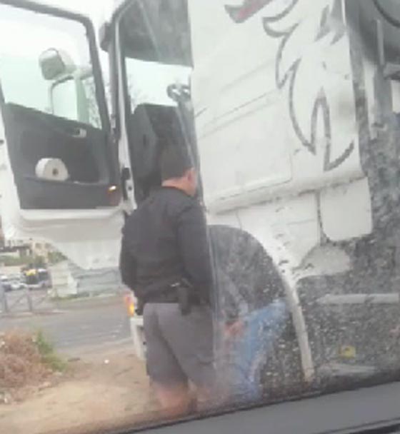  فيديو مستفز: شرطي اسرائيلي يضرب ويشتم فلسطينياً بدون حق! صورة رقم 2